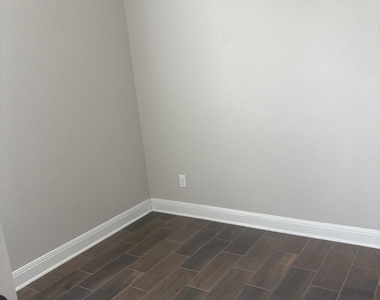 220 S Rocroi Dr - Photo Thumbnail 5