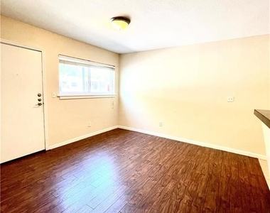 304 E 33rd St - Photo Thumbnail 7