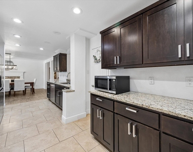 411 Ramble Ln - Photo Thumbnail 10