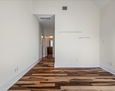 1601 Houston St - Photo Thumbnail 10