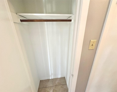 601 W 11th St - Photo Thumbnail 26