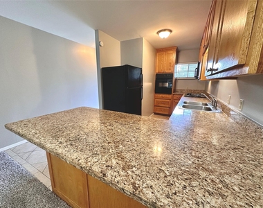 601 W 11th St - Photo Thumbnail 2