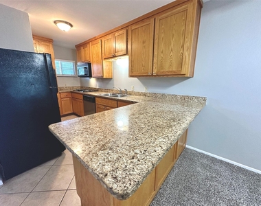 601 W 11th St - Photo Thumbnail 1