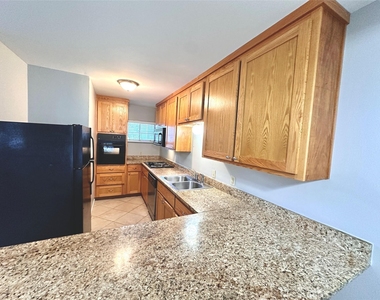 601 W 11th St - Photo Thumbnail 3