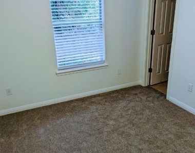 519 W Hutchison St - Photo Thumbnail 9