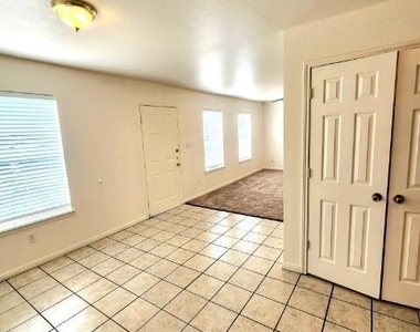 519 W Hutchison St - Photo Thumbnail 3