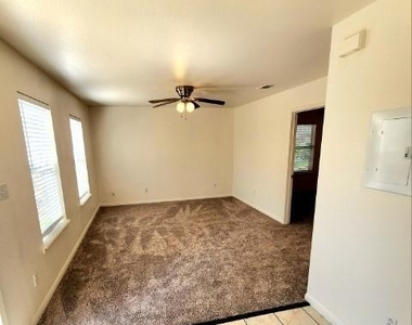 519 W Hutchison St - Photo Thumbnail 5