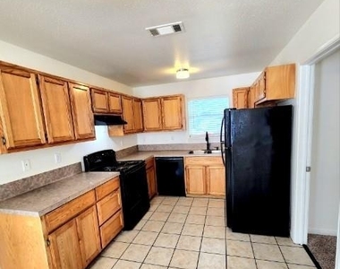 519 W Hutchison St - Photo Thumbnail 2