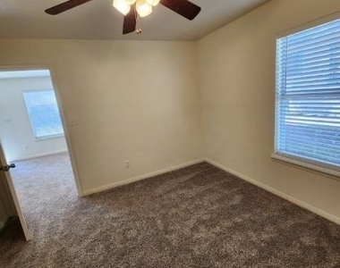 519 W Hutchison St - Photo Thumbnail 7