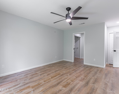 8118 Baymeadows Circle - Photo Thumbnail 19