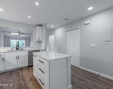 8118 Baymeadows Circle - Photo Thumbnail 4