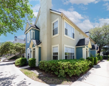 13703 Richmond Park Drive N - Photo Thumbnail 3
