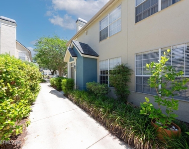 13703 Richmond Park Drive N - Photo Thumbnail 2