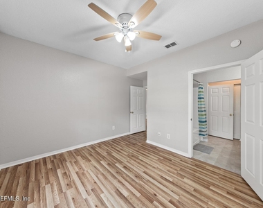 13703 Richmond Park Drive N - Photo Thumbnail 13