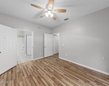 13703 Richmond Park Drive N - Photo Thumbnail 16