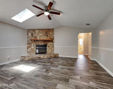 2626 Pinewood Boulevard S - Photo Thumbnail 4