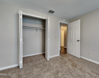 2626 Pinewood Boulevard S - Photo Thumbnail 15