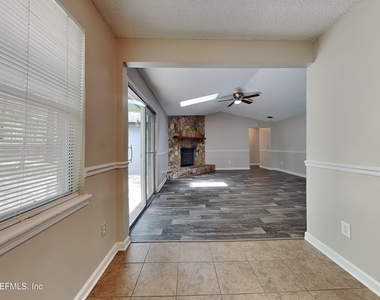 2626 Pinewood Boulevard S - Photo Thumbnail 6