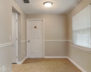 2626 Pinewood Boulevard S - Photo Thumbnail 5