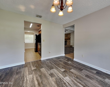 2626 Pinewood Boulevard S - Photo Thumbnail 7