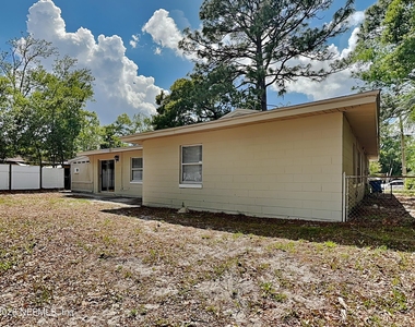 10927 Regency Drive - Photo Thumbnail 16