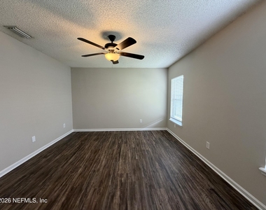 6902 Southern Oaks Drive W - Photo Thumbnail 8