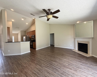 6902 Southern Oaks Drive W - Photo Thumbnail 3