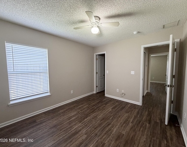 6902 Southern Oaks Drive W - Photo Thumbnail 14