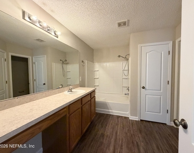 6902 Southern Oaks Drive W - Photo Thumbnail 10