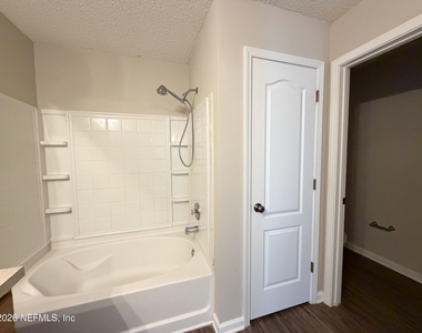 6902 Southern Oaks Drive W - Photo Thumbnail 11
