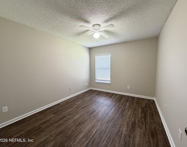 6902 Southern Oaks Drive W - Photo Thumbnail 13
