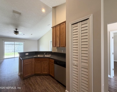 6902 Southern Oaks Drive W - Photo Thumbnail 4