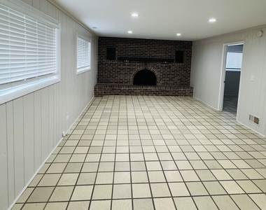 7011 N Hamlin Avenue - Photo Thumbnail 4