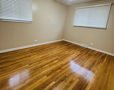 7011 N Hamlin Avenue - Photo Thumbnail 11