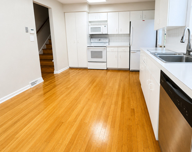 7011 N Hamlin Avenue - Photo Thumbnail 16