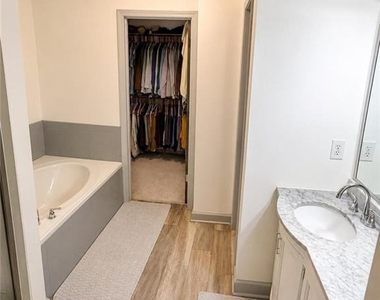 1658 Oakbrook Lake Drive - Photo Thumbnail 10