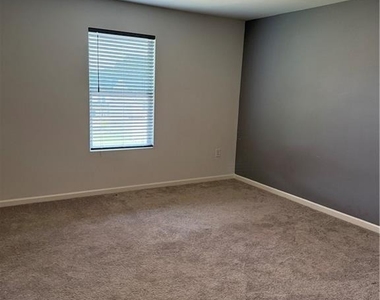 128 Oxford Lane - Photo Thumbnail 4