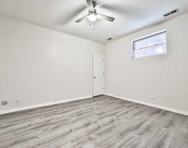 3230 N Seminary Avenue - Photo Thumbnail 13
