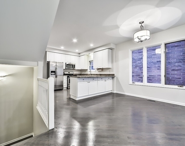 3230 N Seminary Avenue - Photo Thumbnail 5