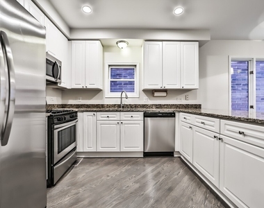 3230 N Seminary Avenue - Photo Thumbnail 3