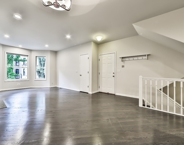 3230 N Seminary Avenue - Photo Thumbnail 4