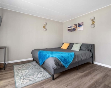 816 W Saint James Street - Photo Thumbnail 15