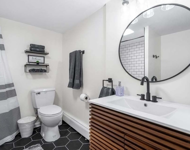 816 W Saint James Street - Photo Thumbnail 10