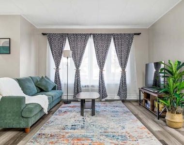 816 W Saint James Street - Photo Thumbnail 5