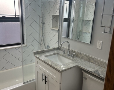 6620 W Devon Avenue - Photo Thumbnail 3