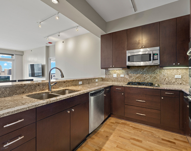 1211 S Prairie Avenue - Photo Thumbnail 3