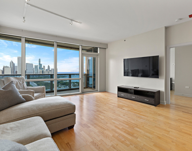 1211 S Prairie Avenue - Photo Thumbnail 12