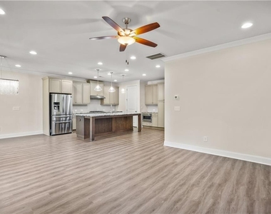 1011 Towneship Way - Photo Thumbnail 8