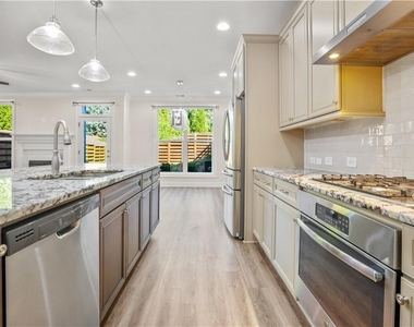 1011 Towneship Way - Photo Thumbnail 7
