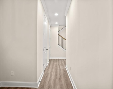 1011 Towneship Way - Photo Thumbnail 10